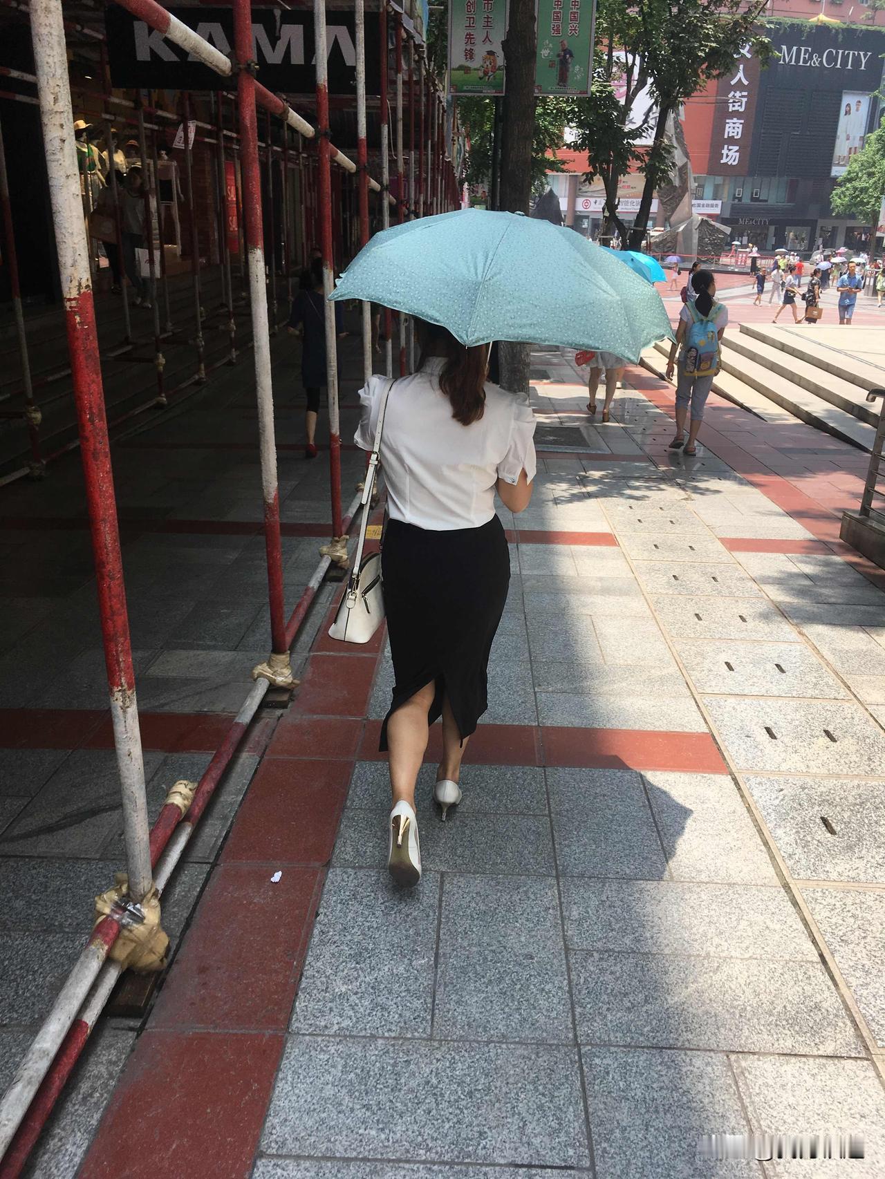 中年女人真有那么大的魅力吗?
今天的这组背影照里，闺蜜白衬衫配黑一步裙，高跟鞋踩