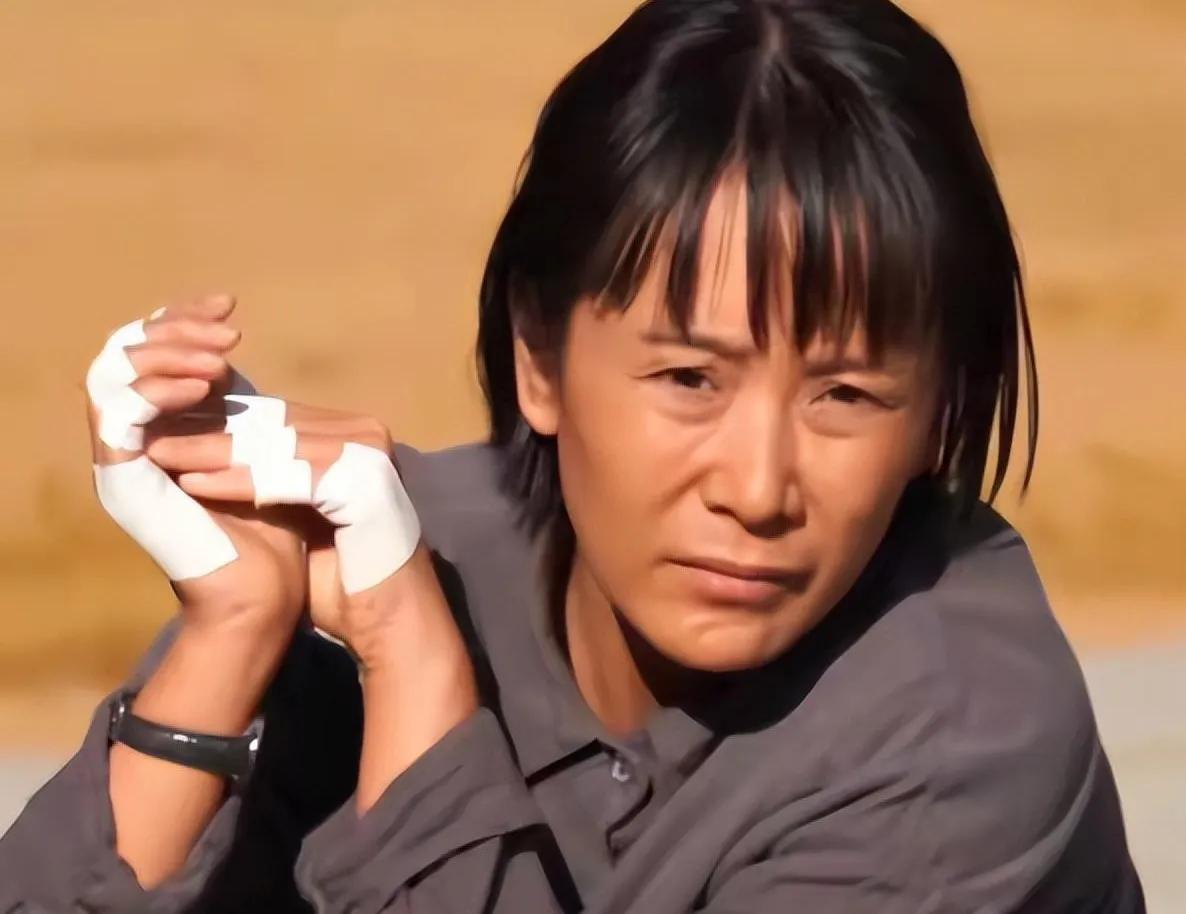 海清和宋佳，到底谁更像张校长？有人说海清形更像，宋佳神更近。不管咋说，两位好演员