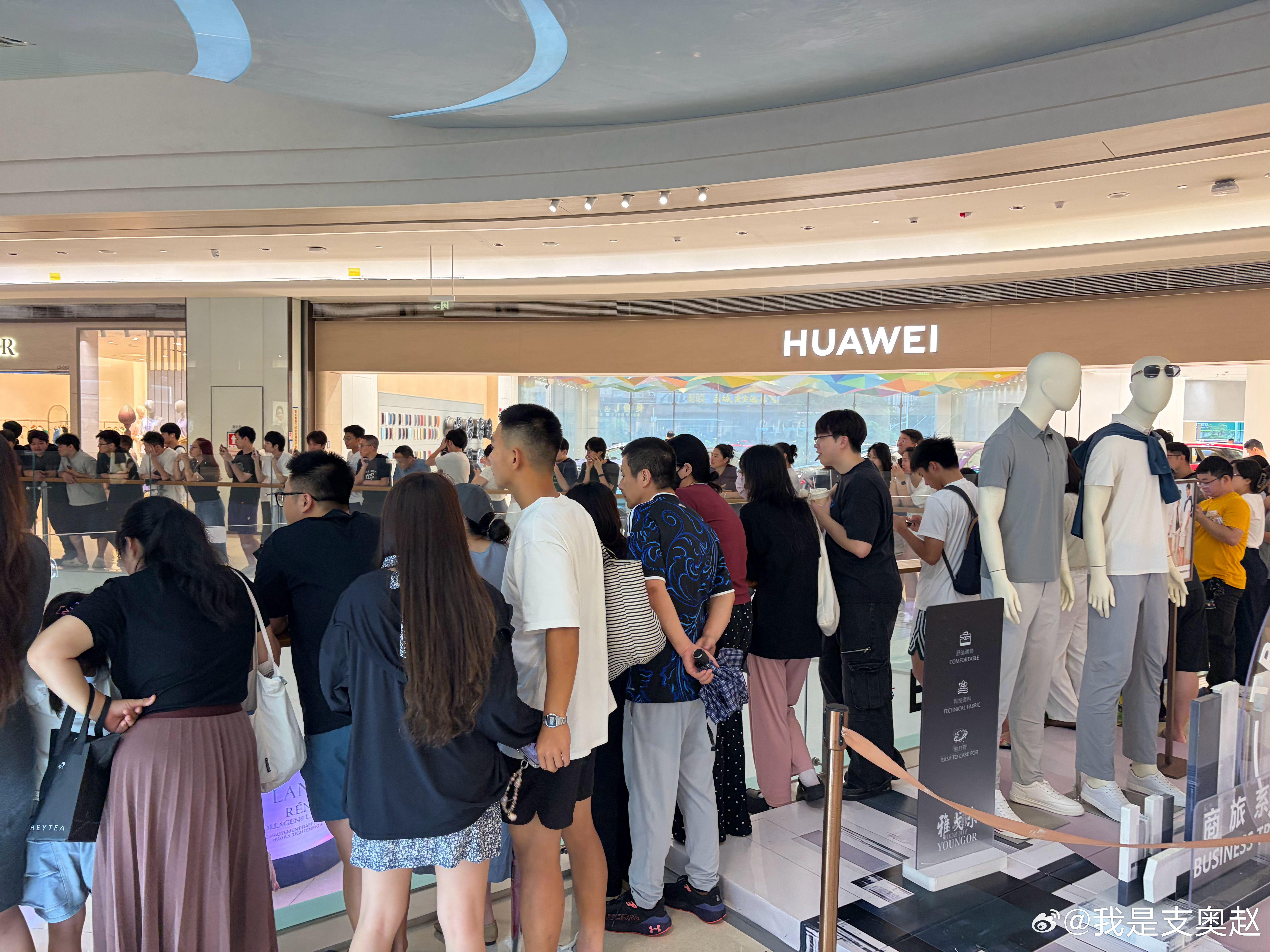 来逛街，华为门口好多人啊，都排到外面了 