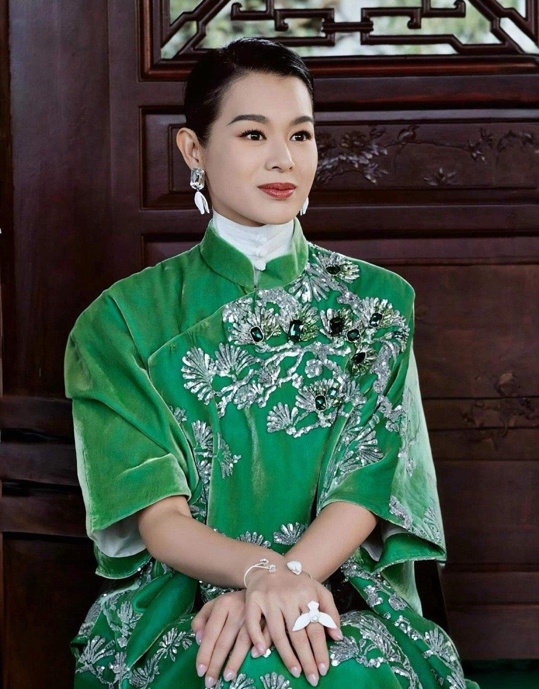胡杏儿无论身材、肤色、还是五官都是极品，可有一个致命缺陷那就是脸太大了，就是因为