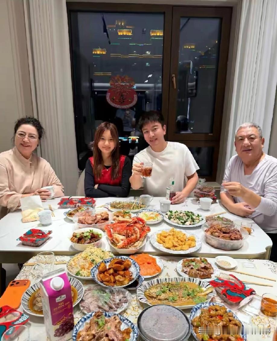 刷到贾乃亮家的年夜饭太有“东北那味儿”了！一大桌子菜满满当当，隔着屏幕都能闻到香