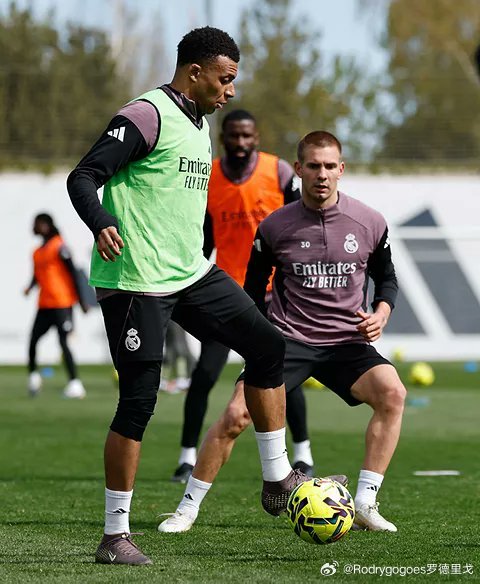 皇马本周第三堂训练课结束✅今日回归：贝林厄姆、阿拉巴、居莱尔、威尼修斯、马斯坦托