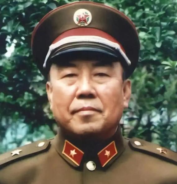 1979年，解放军军长陈家贵刚从前线归来，便在街头碰上几个小混混设局碰瓷，对方开