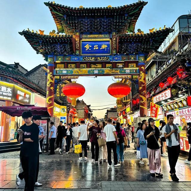 淅淅沥沥初春雨，
熙熙攘攘人群涌。
忙忙碌碌又一天，
迎泽大街繁荣景。