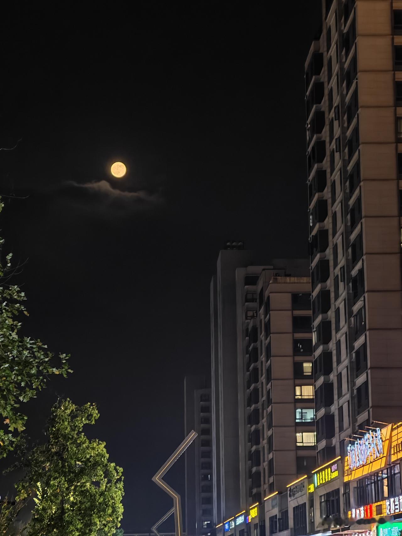 男人失业了，拿老婆给他买菜的钱跟洗脚妹搞暧昧，还寻找各种借口问老婆要钱。所以说，