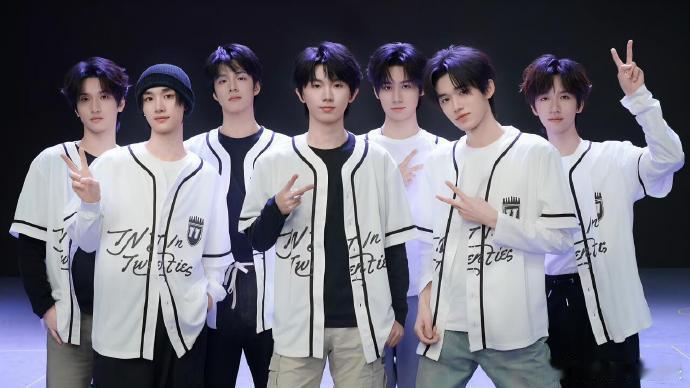 和时团一起看流星雨 跟朋友聊少年感，提到这段超贴切！时团屋顶追流星，马嘉祺的笑容