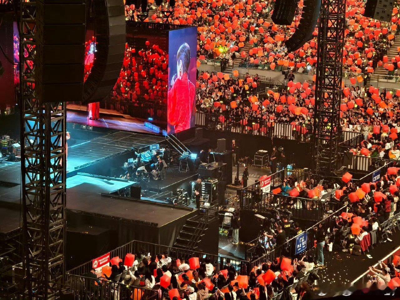 万盏灯亮起的瞬间！我的DNA真的被狠狠戳中了！万人星光汇聚的场馆，是春春与玉米共