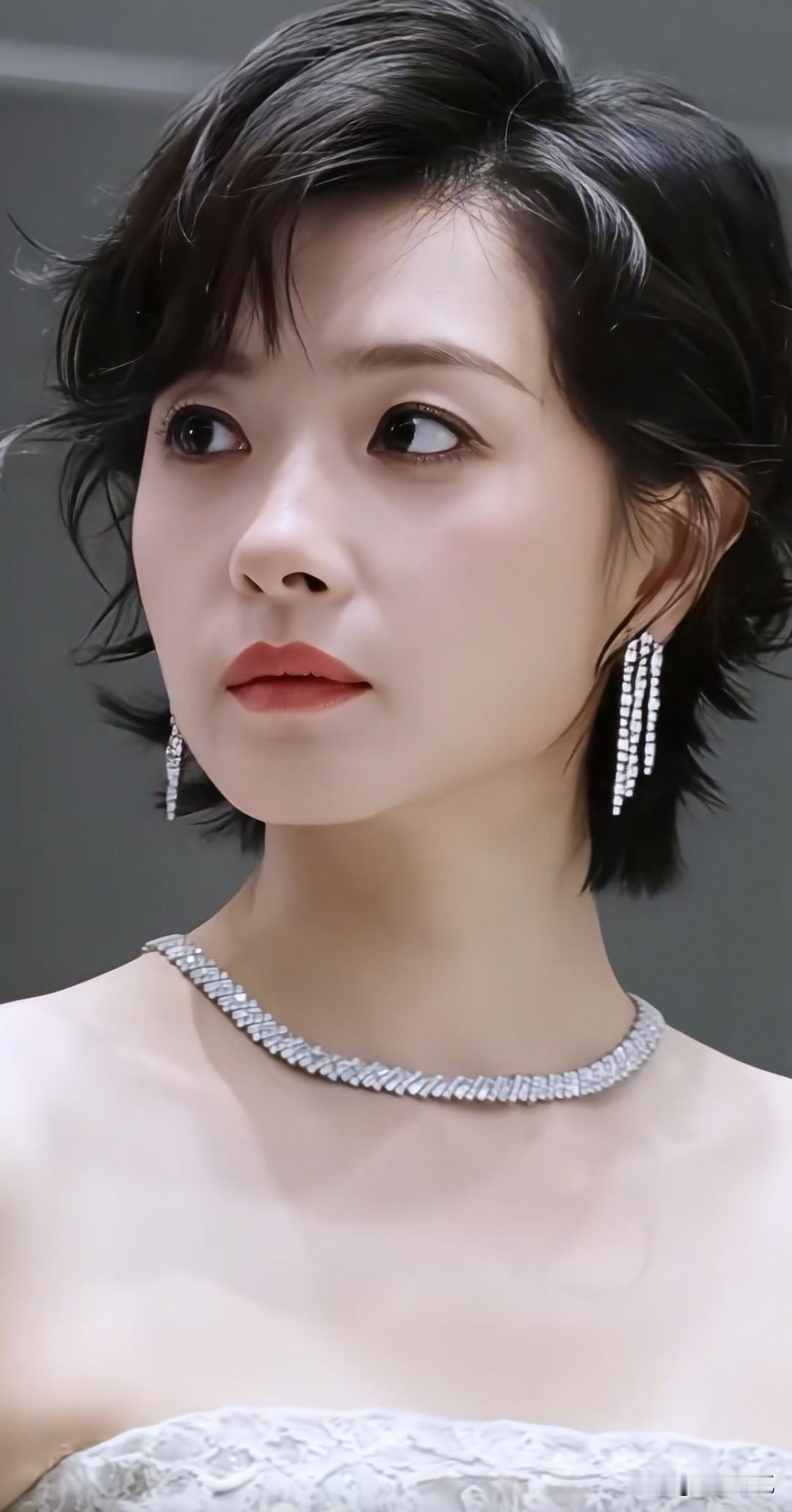 她是一位以实力和低调著称的演员，她以少有的绯闻存在于娱乐圈，她最有名的一句话是：