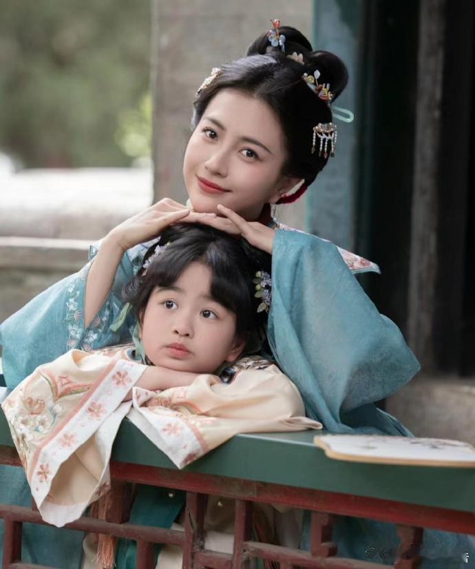 这小妮简直跟她爹长得一模一样 ​ ​​​