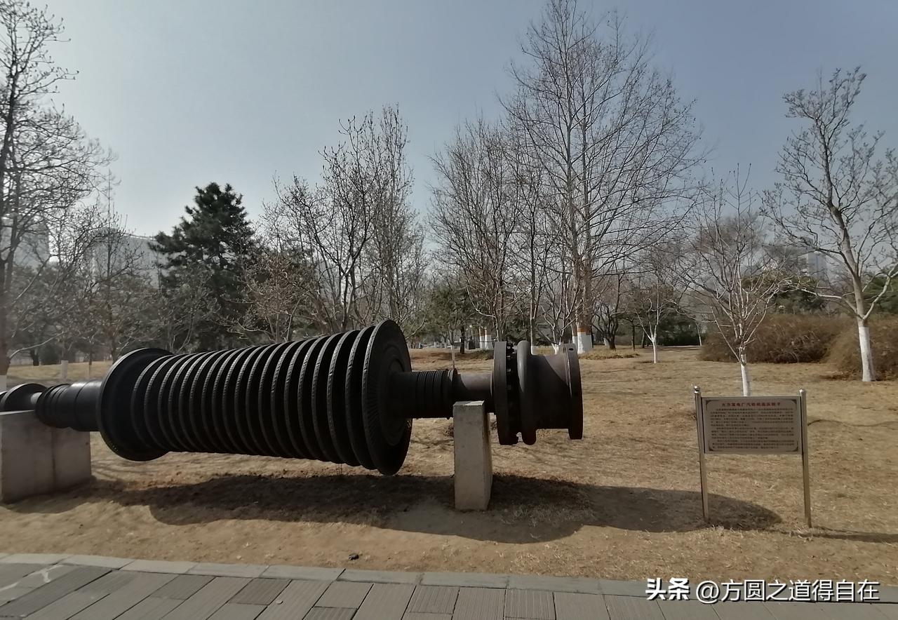雕塑公园里的苏援退役发电机组

北京国际雕塑公园内，有一台特别引人驻足的工业展品