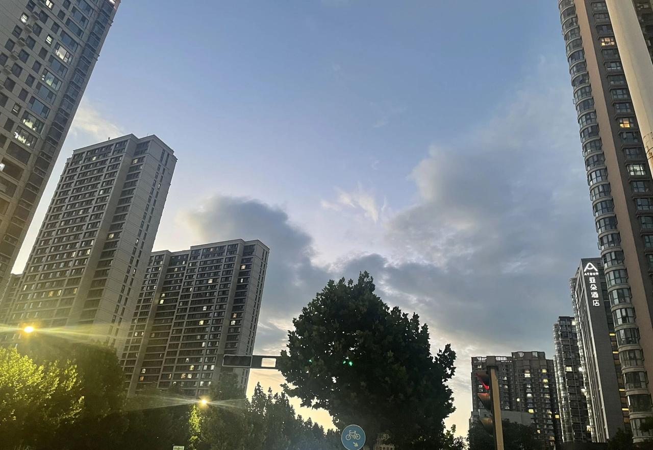 今年西安的雨，下的像换了座城市今年西安的雨，下得像换了座城市。

周内差不多每天