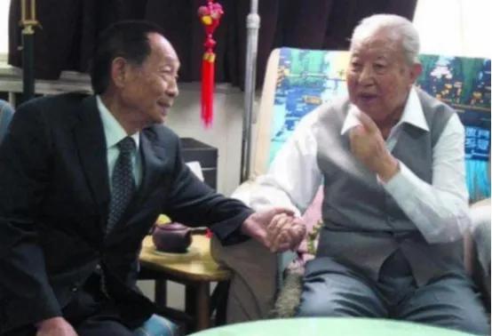 2006年，袁隆平到北京出差时，特意去看了身体欠佳的华国锋，当时华国锋不太愿见客