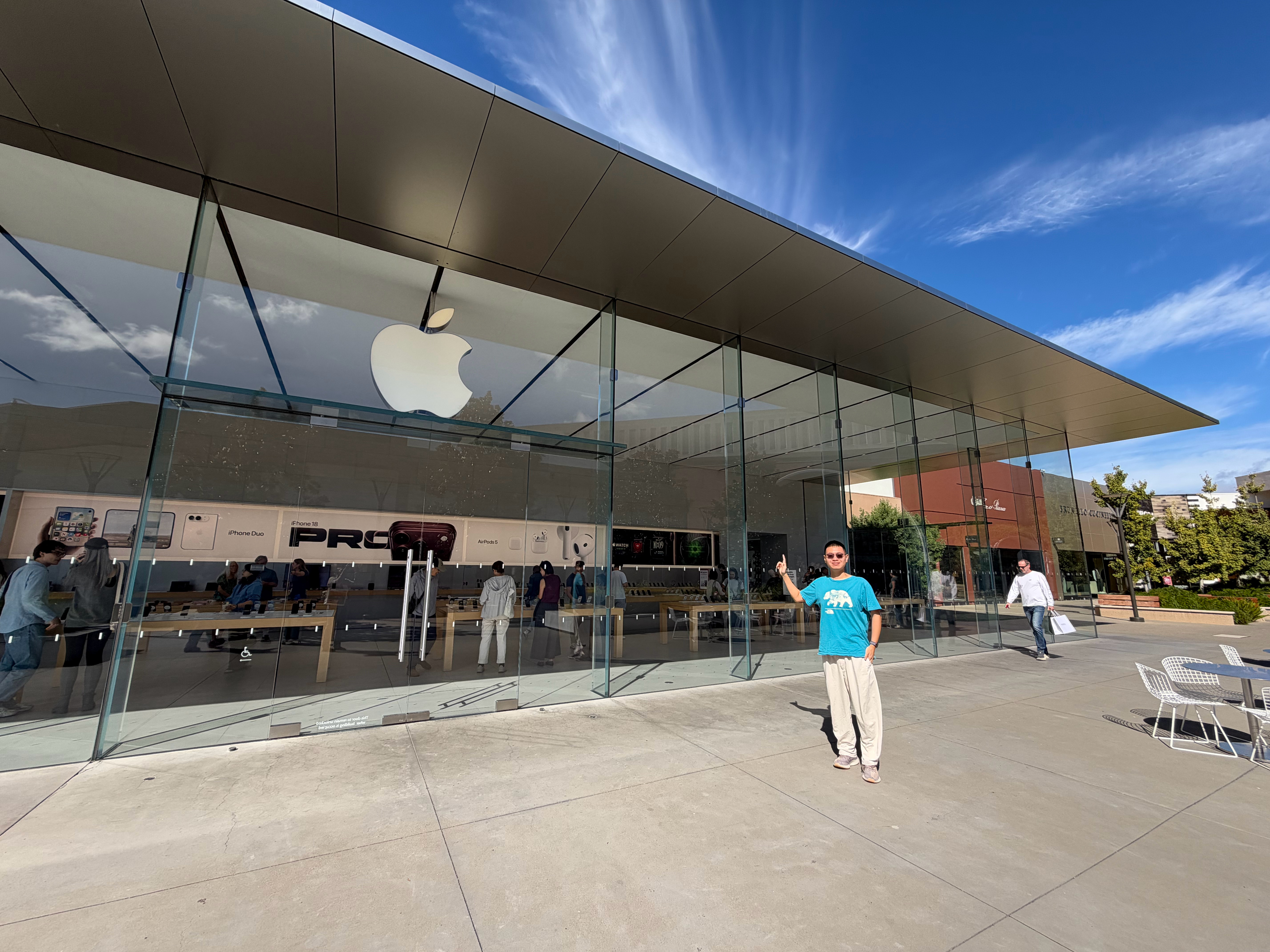 打卡Apple Stanford，没想到斯坦福大学旁边还有家这么大的Apple 