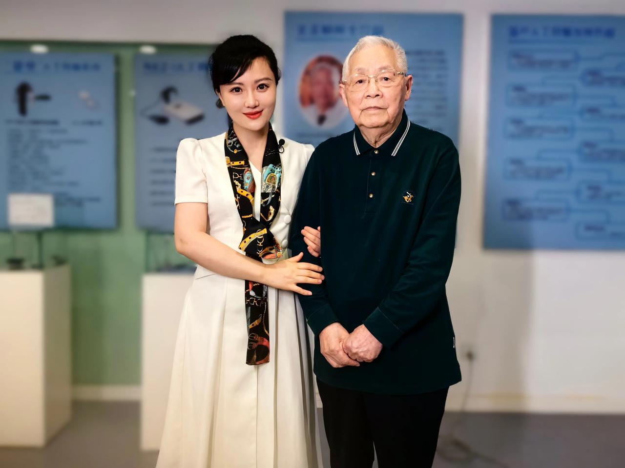 有幸采访中国人工耳蜗之父王正敏院士。
王正敏院士及其团队1984年研发出国内第一