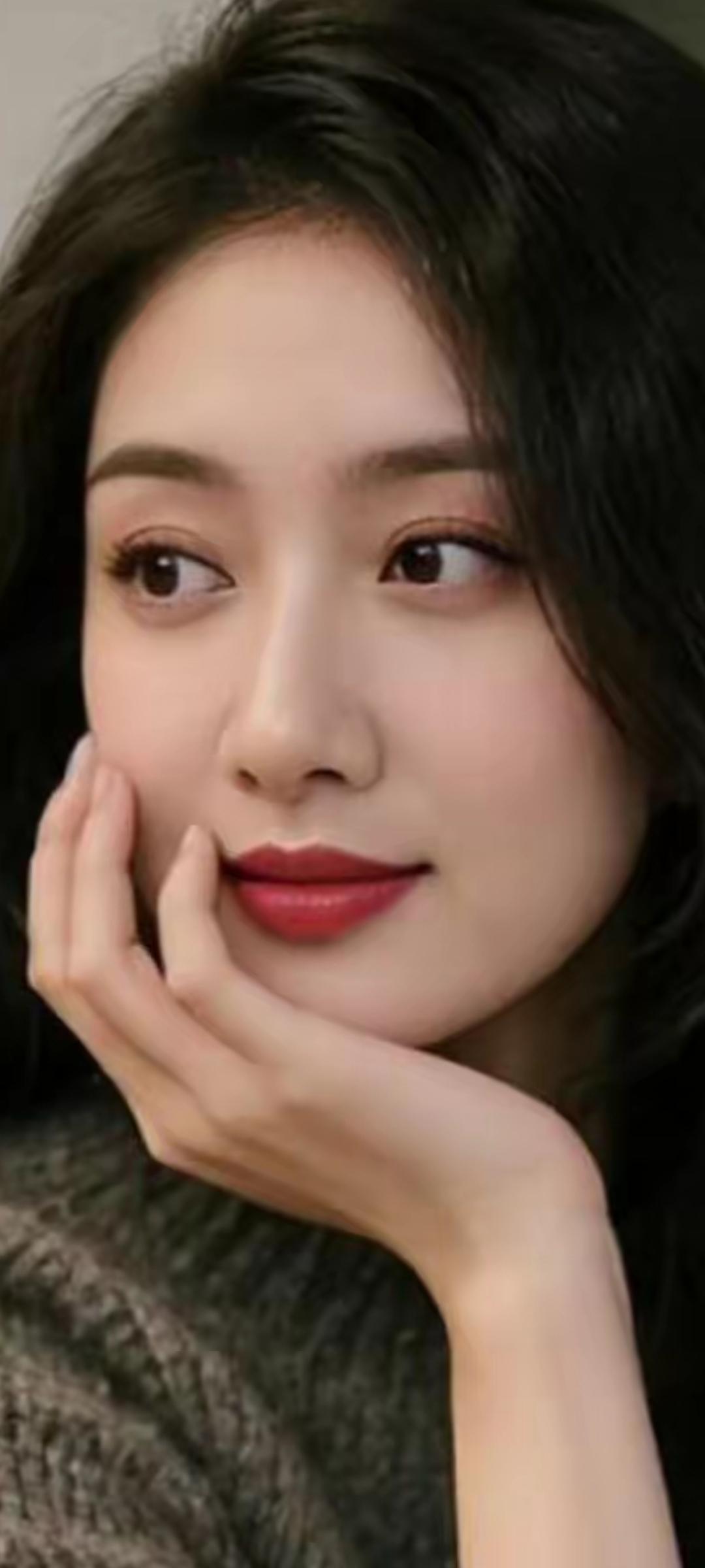 温柔眼神，红唇微启，沉思中的少女