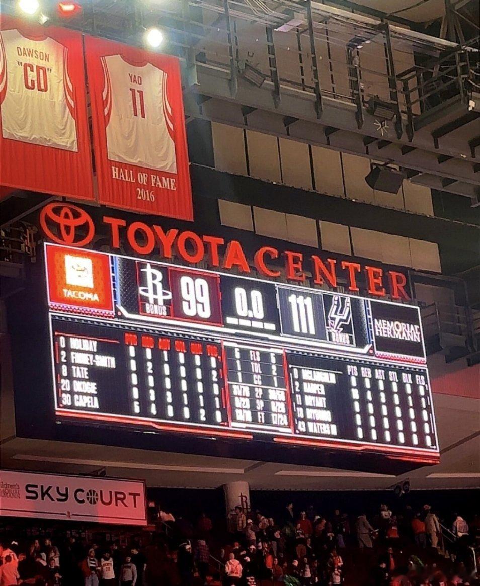 休斯顿火箭马刺 队记：火箭吞下了自己种的苦果，马刺后卫在申京面前大显身手。北京时