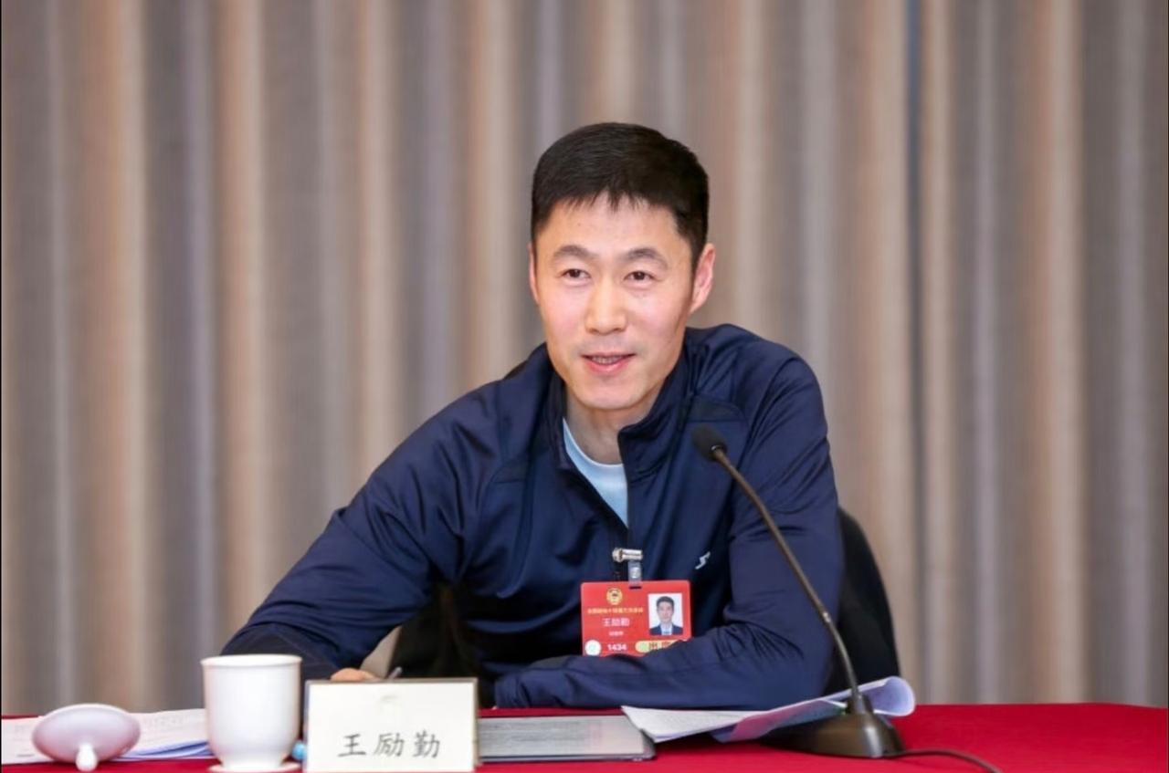 现在国乒最闹心的人

就是王励勤了

孙颖莎和王楚钦两个人，一个伤了左腿，一个上