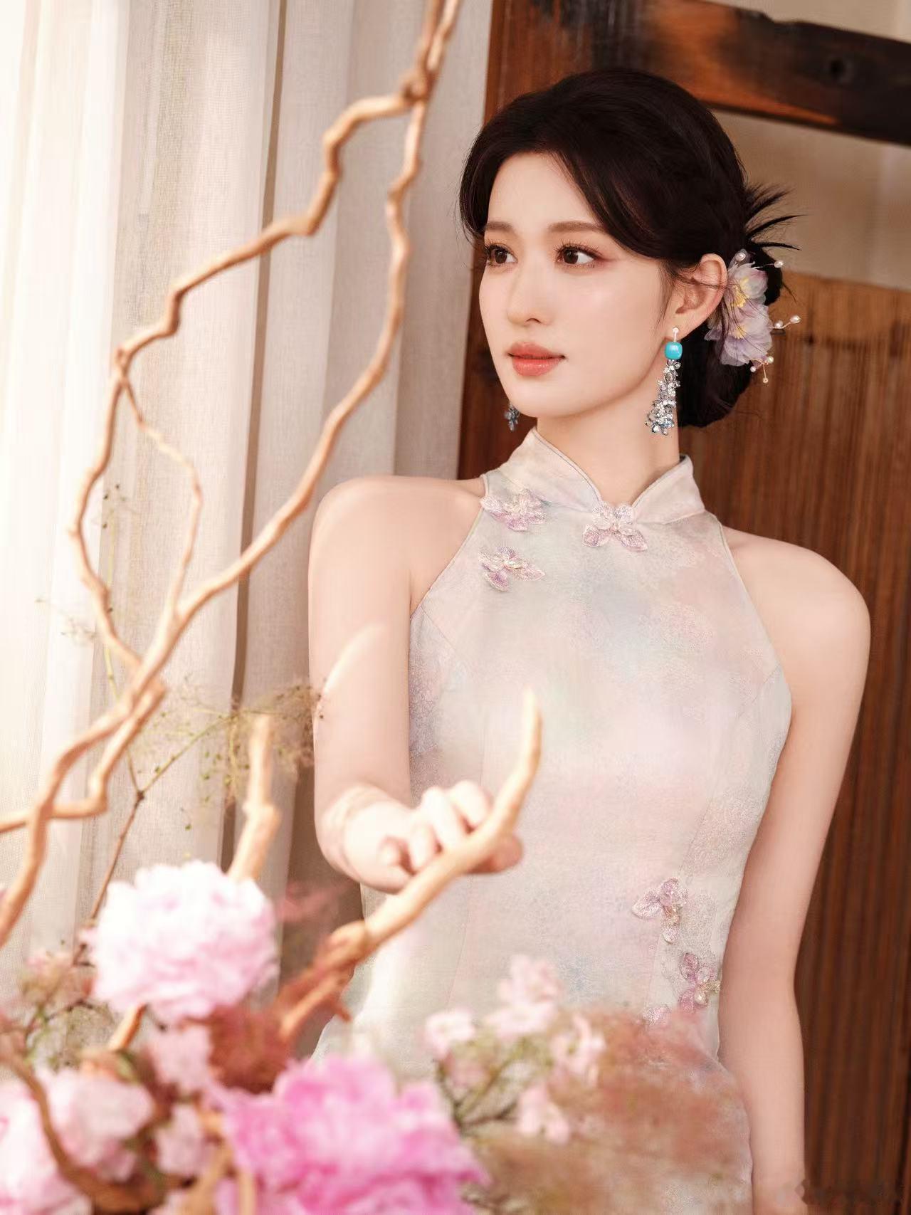 钱菲这个角色有点费手机全剧手机最怕王楚然出场 别的女主初遇浪漫氛围感拉满，到钱菲