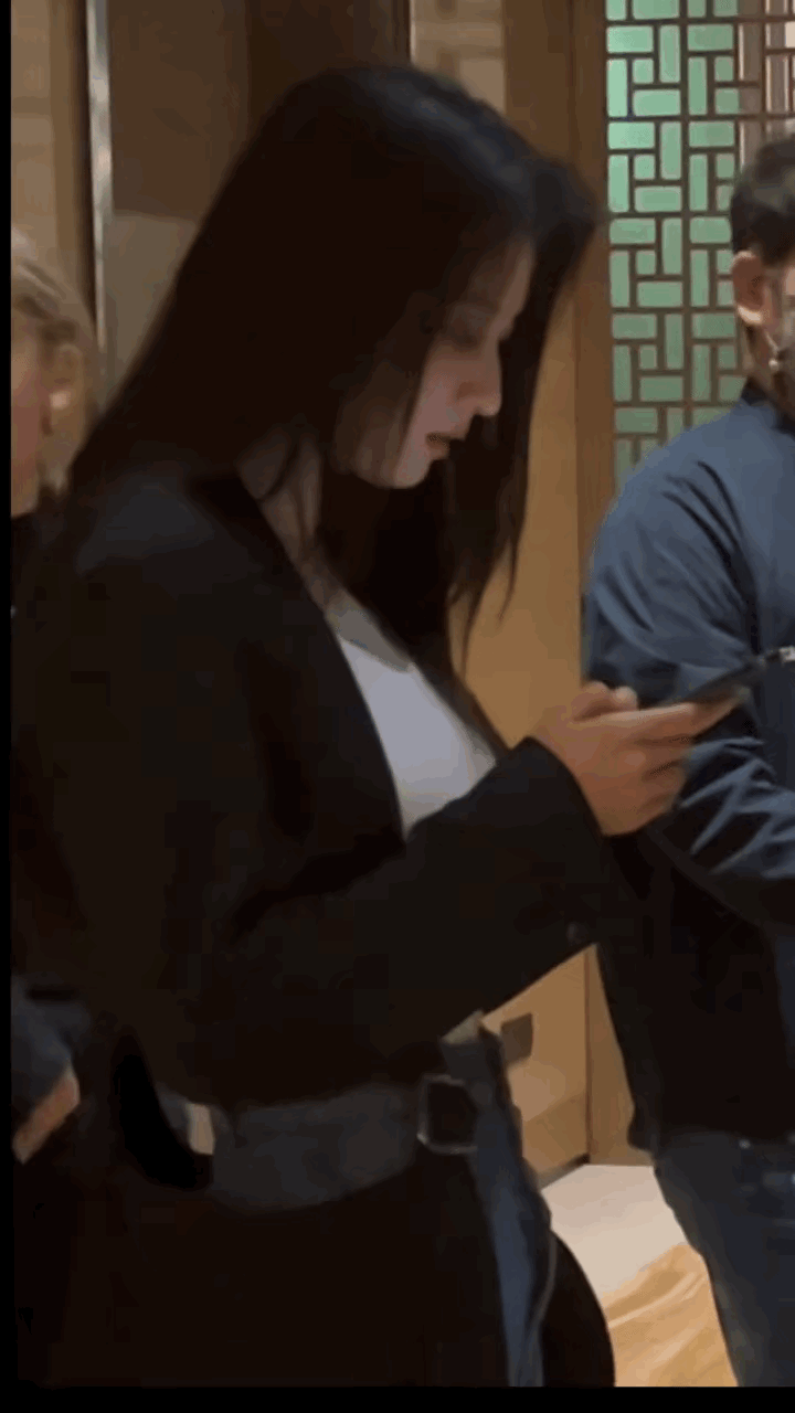 王楚然的侧脸出类拔萃，确实美得很撩人！

她的写真全网刷屏，大家都在“舔屏”。