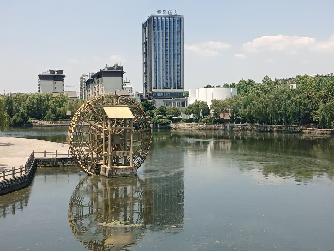 友友们早上好！
以下图片是我随手拍“台儿庄古运河畔”昼夜景色，请您欣赏！（图片来