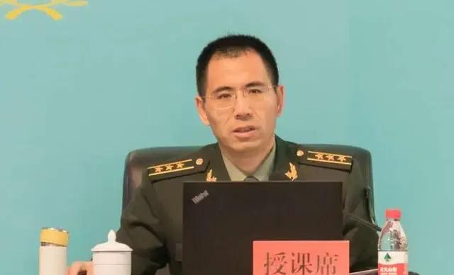 董栋小家祖坟冒青烟了，40年前捡来的孩子，如今成了大学生，还给村里捐了一座新学校