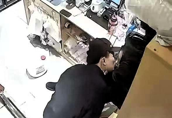 孤男寡女还是要有点距离。
湖北一奶茶店女店长就和男员工出/轨了，这还是在店里，被