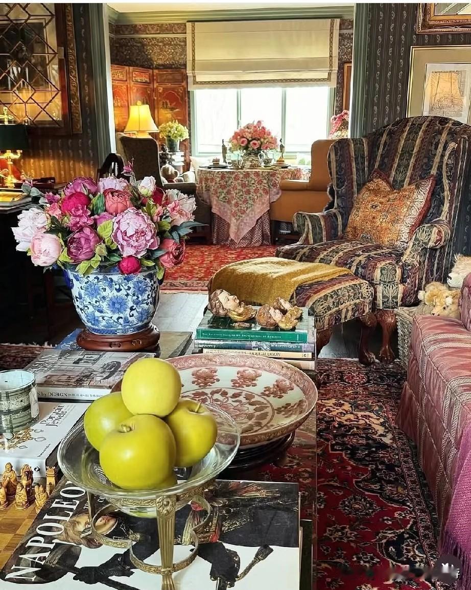 复古控狂喜！被老物件和鲜花填满的家真的越看越有味道！
奢华而不冰冷，复古而不陈旧