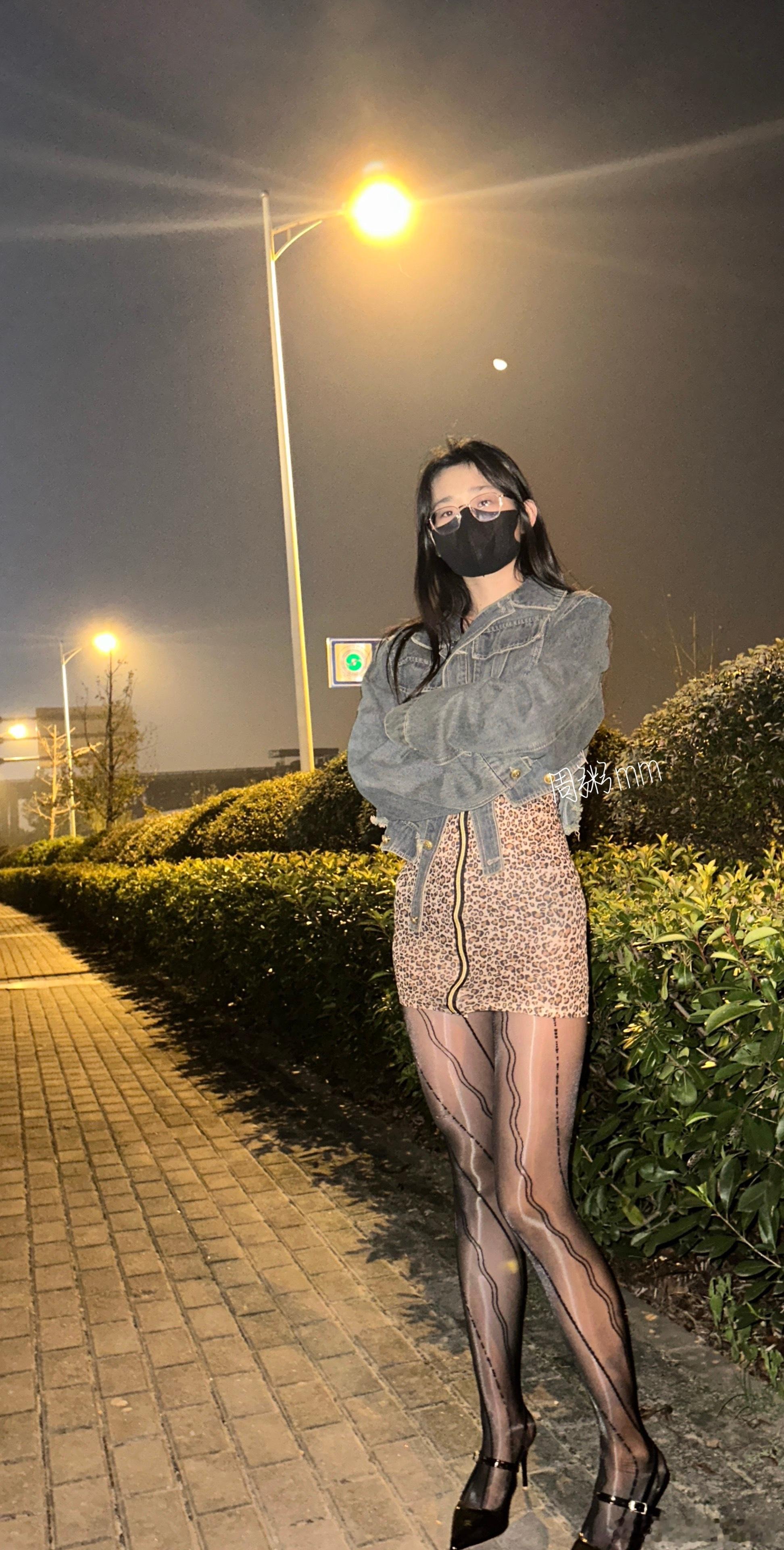 头顶着一颗巨大的电灯泡 