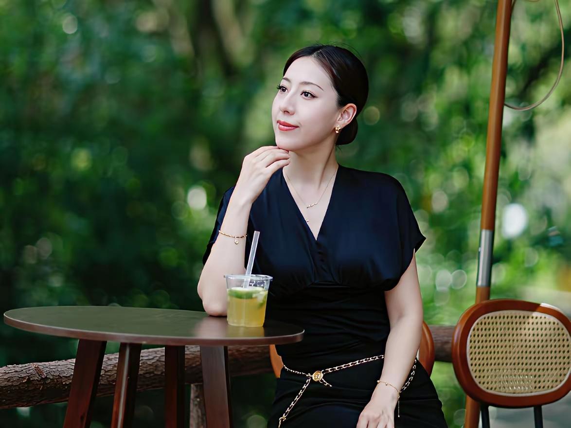 无论世界如何变幻，保持一颗乐观的心，总能在黑暗中找到光明。