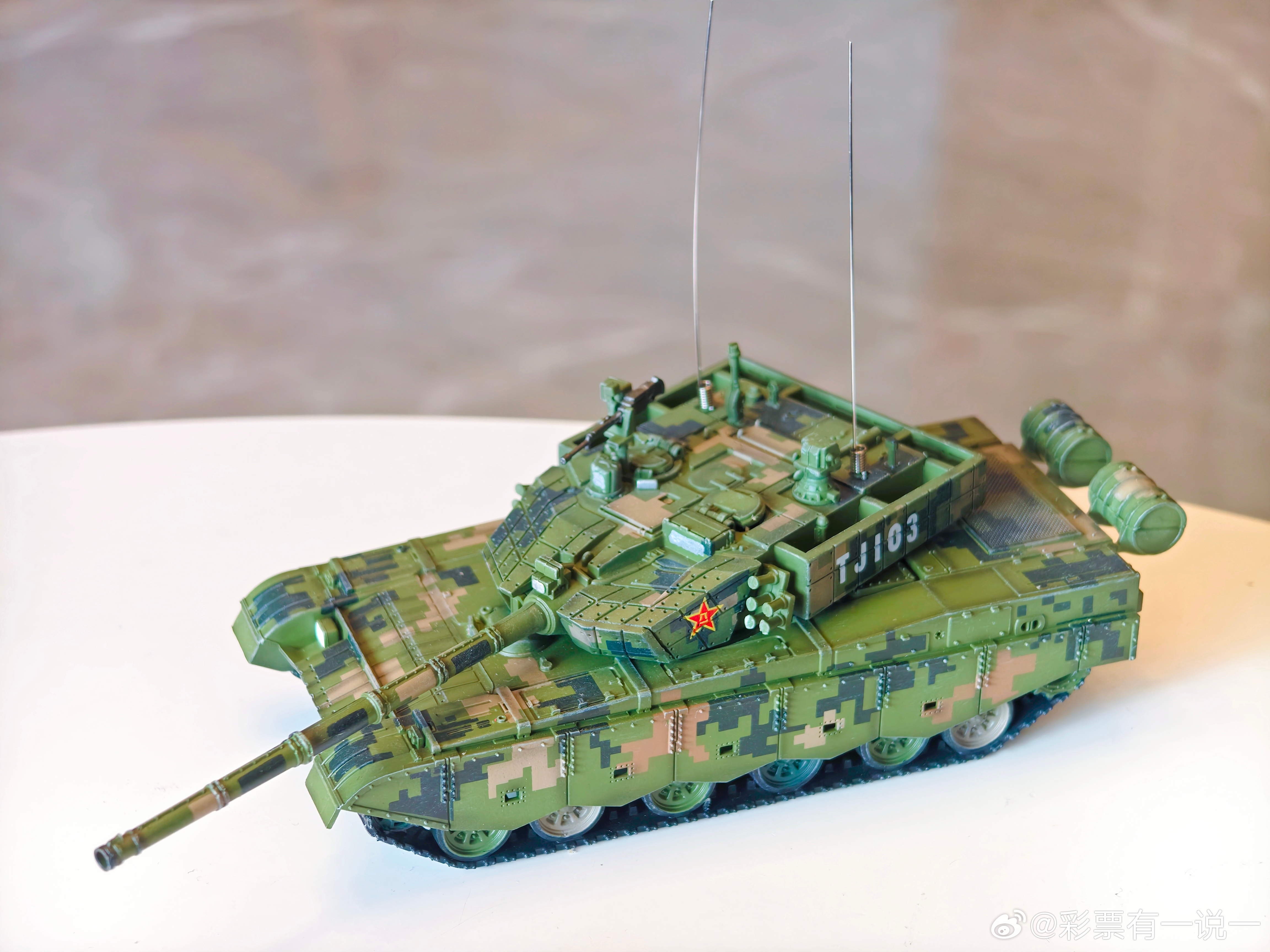 三荣出品的1/72比例的99A主战坦克，数码迷彩涂装，细节丰富，座舱盖可开，炮台