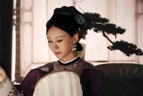乾隆的后宫里，愉妃是个没什么存在感的女人。 
 
低阶出身，半辈子不受宠，一生只