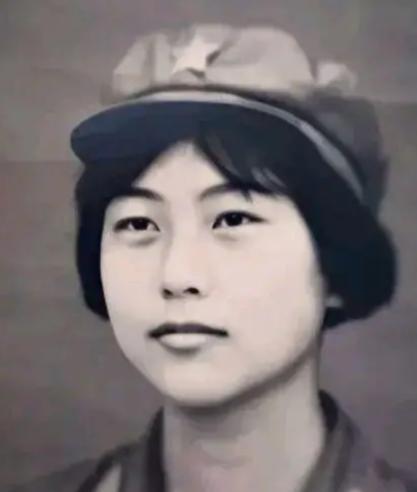 1982年女飞行员刘晓莲在驾驶飞机爬升至700米时，突然被一架歼击机撞击，伴随一