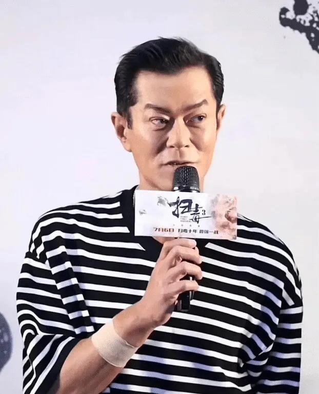 古仔这衰老的速度确实太快了，整个五官似乎都变形了！也许是为了电影事业操劳过度了吧