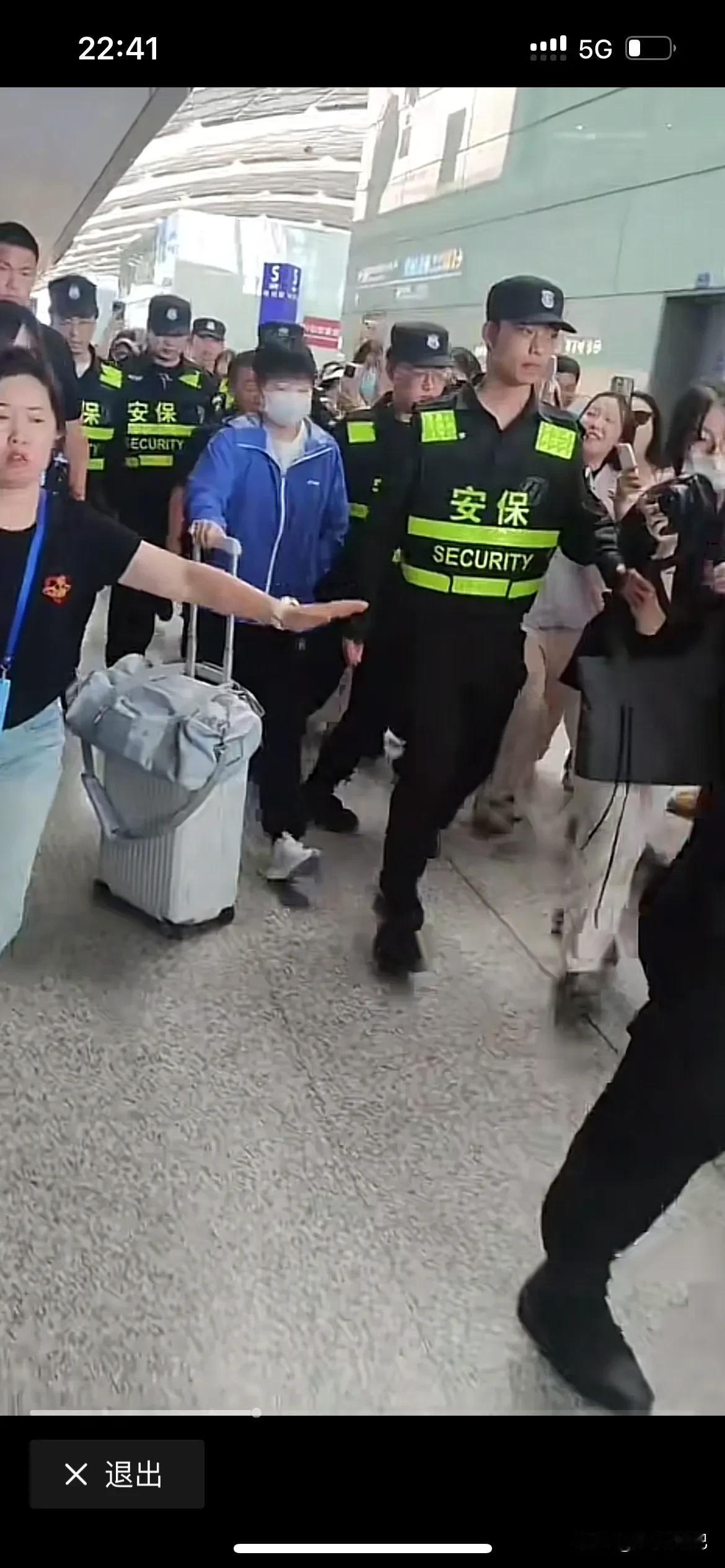 莎莎太受欢迎了，一出行都是几十个保安维护，请保护好我们的莎莎，这可是国宝级人物，