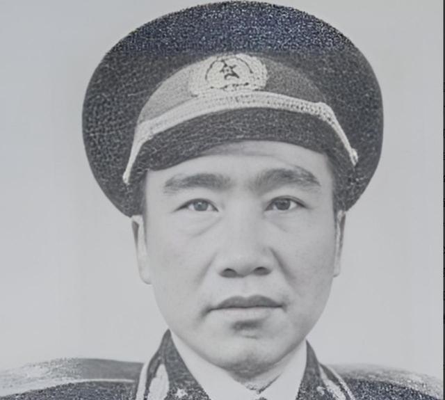 1955 在举行授衔仪式之际，他竟猛地一把扯下肩章，而后扬长离去，紧接着便立下了