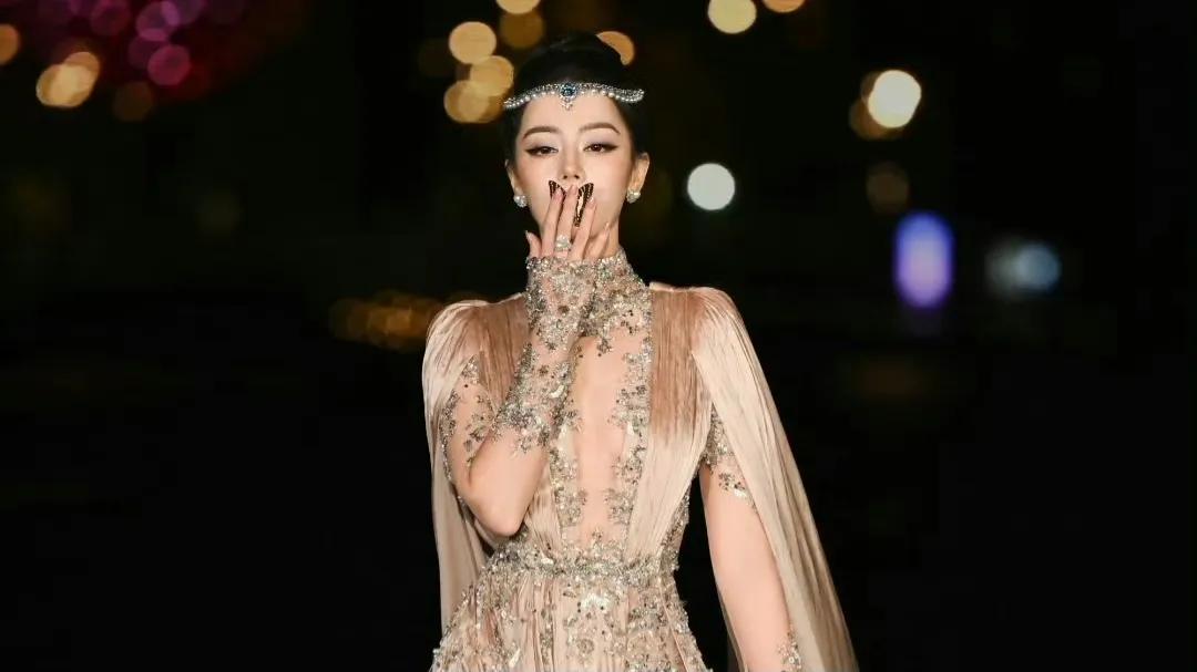 迪丽热巴嘴巴上的蝴蝶在舞动，好神奇！是真蝴蝶吗？

看着迪丽热巴用手捂住嘴，蝴蝶