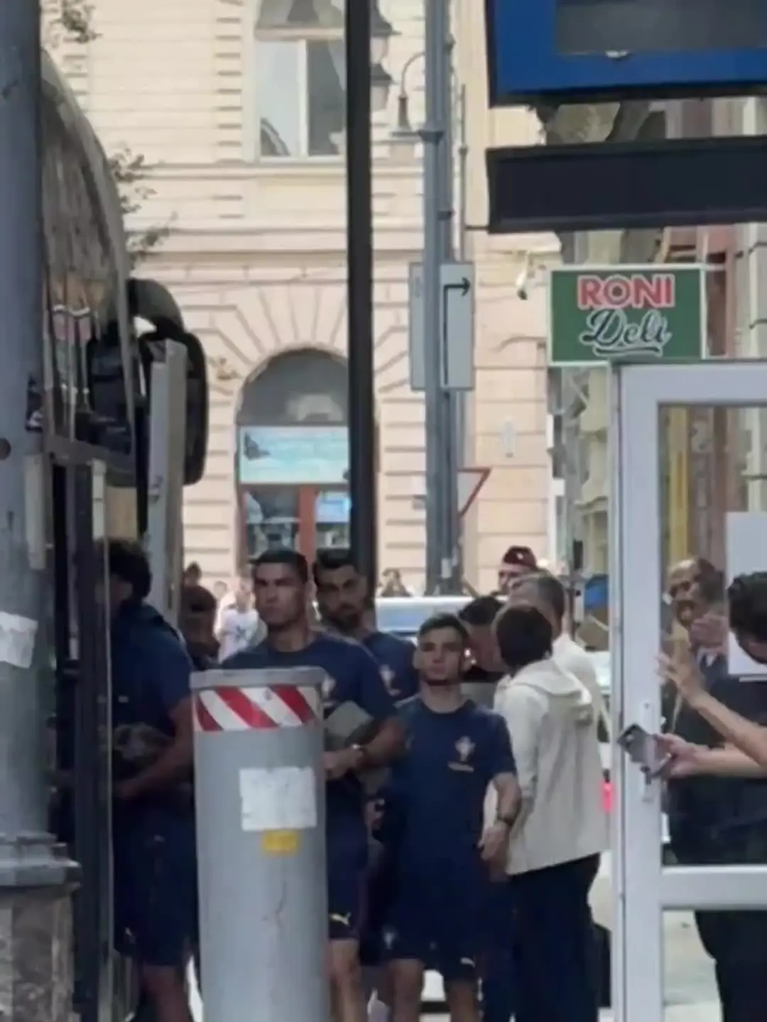 葡萄牙抵达匈牙利 在布达佩斯偶遇C罗跟球迷打招呼