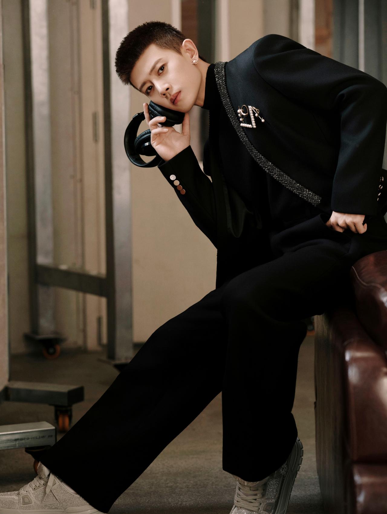 rjl任嘉伦深渊无间 
夜幕低垂，星河入梦。
他于光影中沉淀温柔
于岁月里坚守初