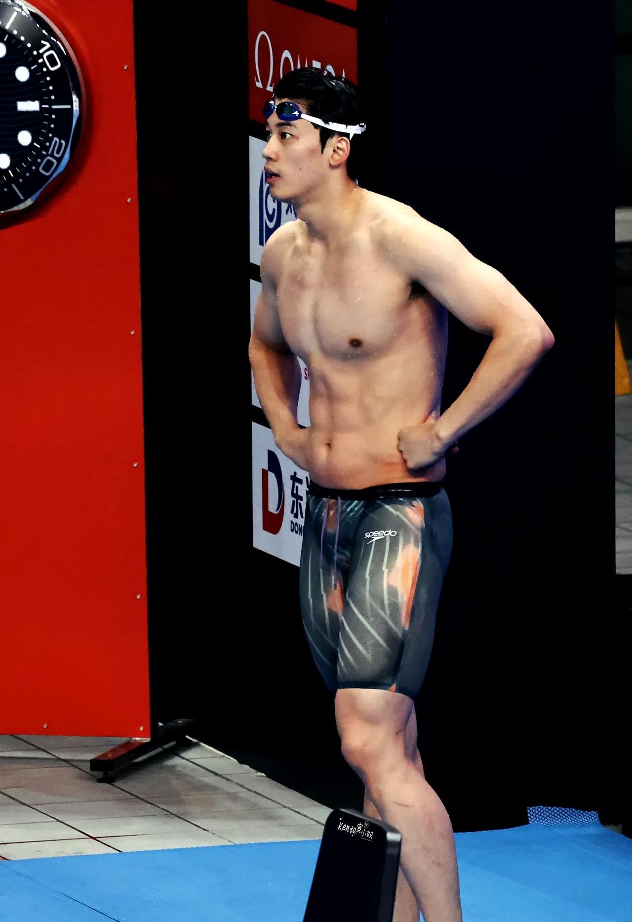 他有着人人都羡慕的好身材，这腹肌真是太燃了！能取得这么好的成绩，这一身经过千锤百