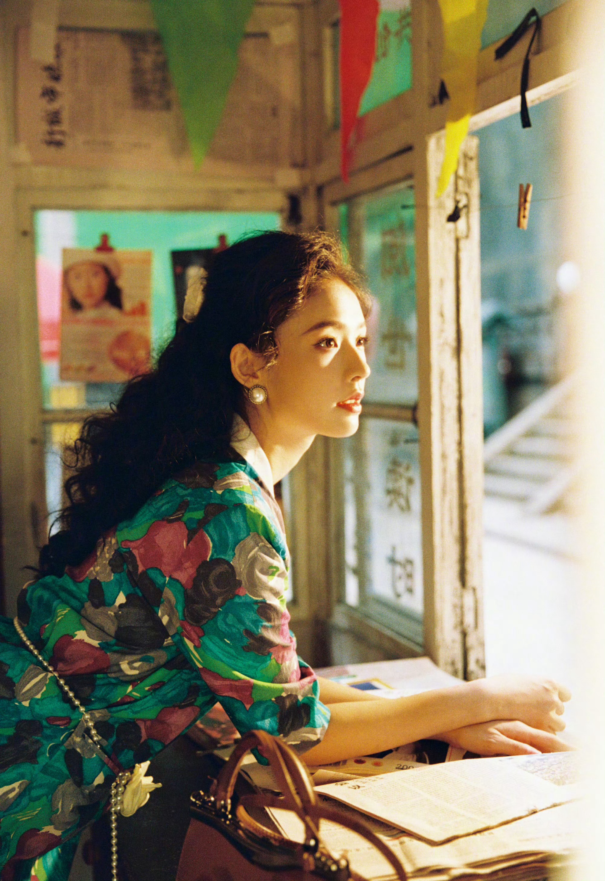 林允在冬去春来的最后一天拍谁懂啊！林允这组复古港风大片直接美到封神✨卷发配复古穿