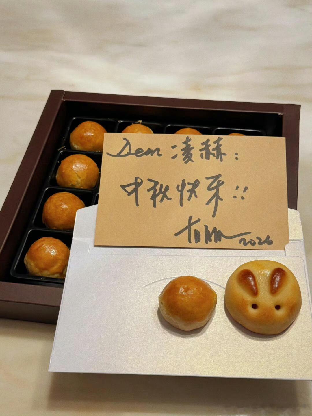 张凌赫月饼五连拍 有两只兔叽🐰 ​​​