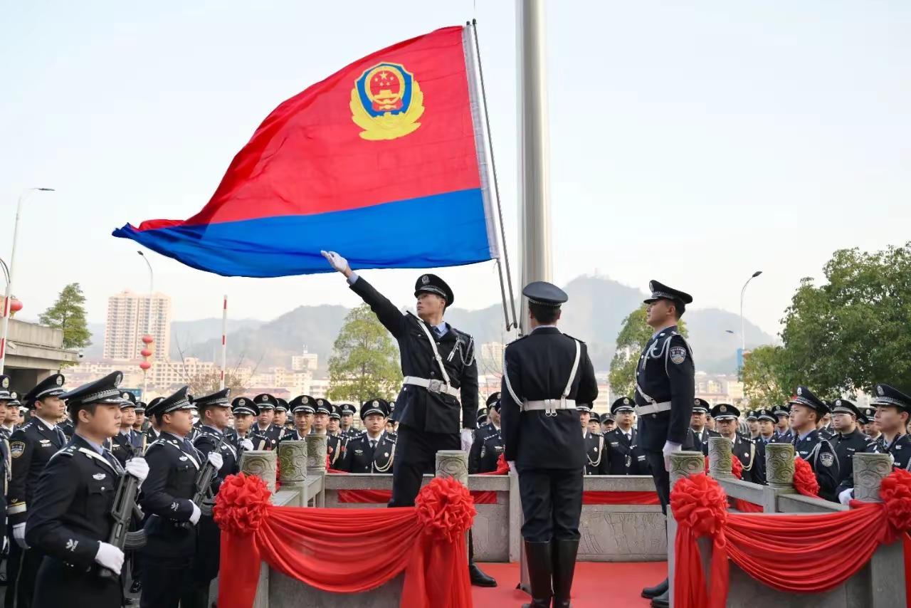 2026年1月10日上午，安化县公安局院内气氛庄重热烈。全体民警整齐列队，共同庆