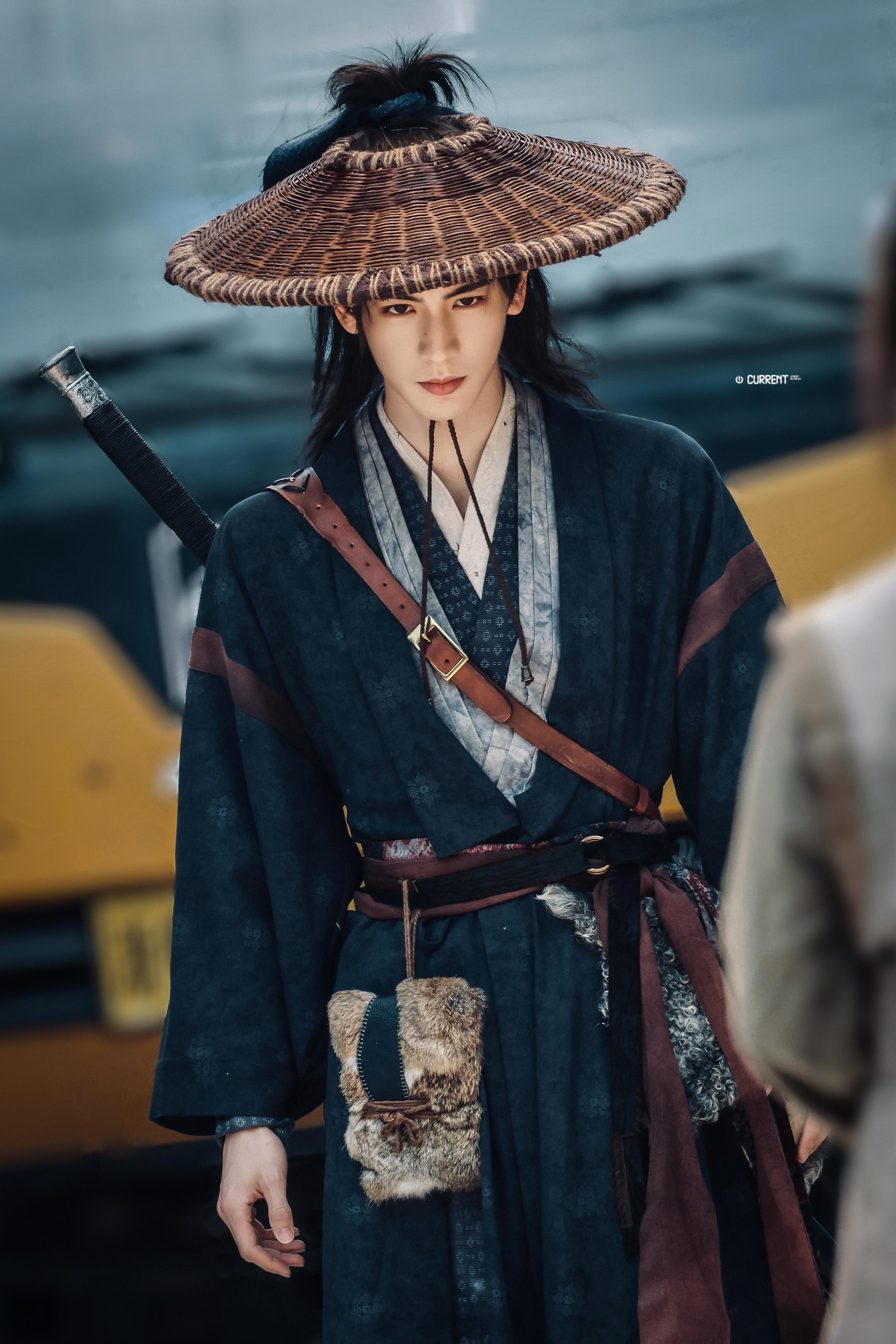 张凌赫归鸾斗笠造型路透来了，剑眉星目少侠具象化了呀！