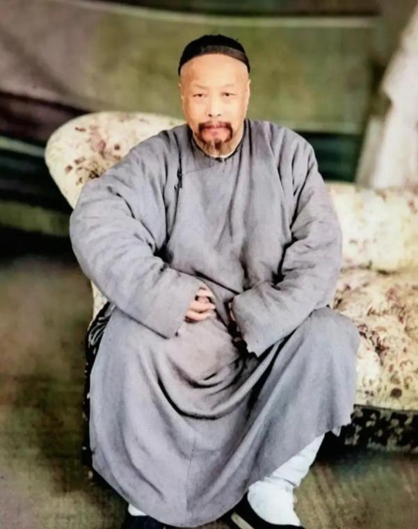 1858年，大清总督叶名琛被英军俘虏，送到印度，关进玻璃房，围观的人笑他像只猴，