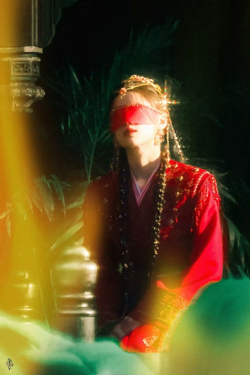 张婧仪红衣蒙眼饭拍  张婧仪梦花廷红衣路透图  要多美有多美，红衣蒙眼饭拍美如画
