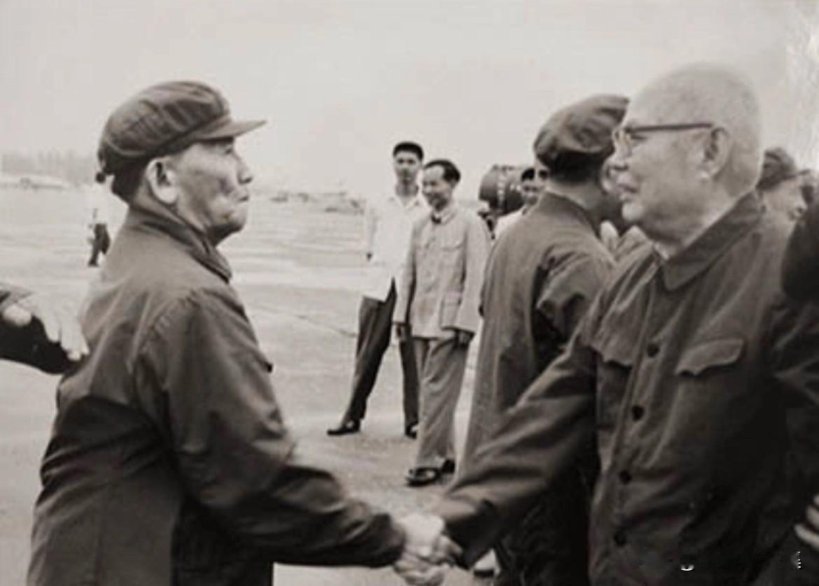 1977年11月，广州军区副司令员庄田在广州白云机场迎接叶剑英元帅的老照片。当年