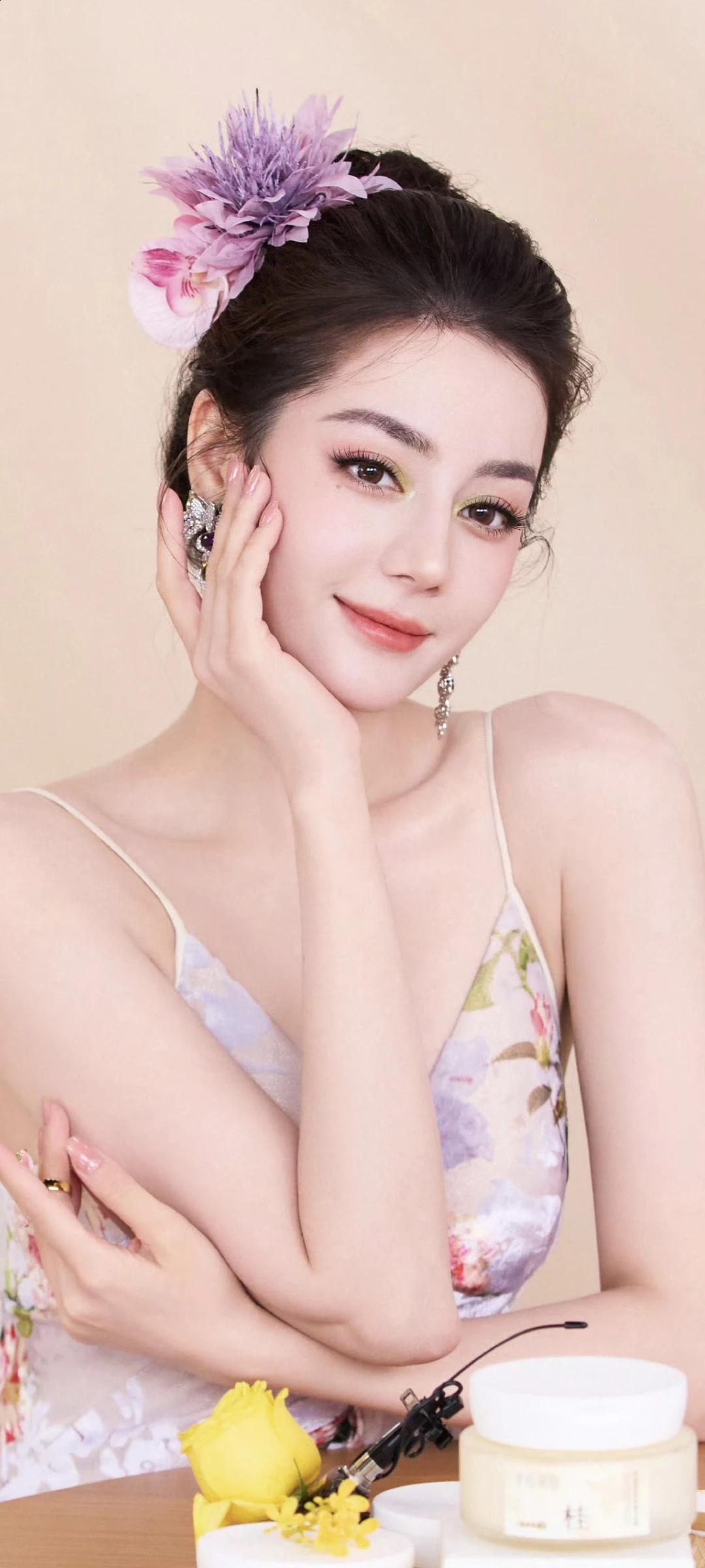 迪丽热巴～💐
头戴花簪，手捧黄花，像从花丛里走出来的花仙子，美得好有氛围感。