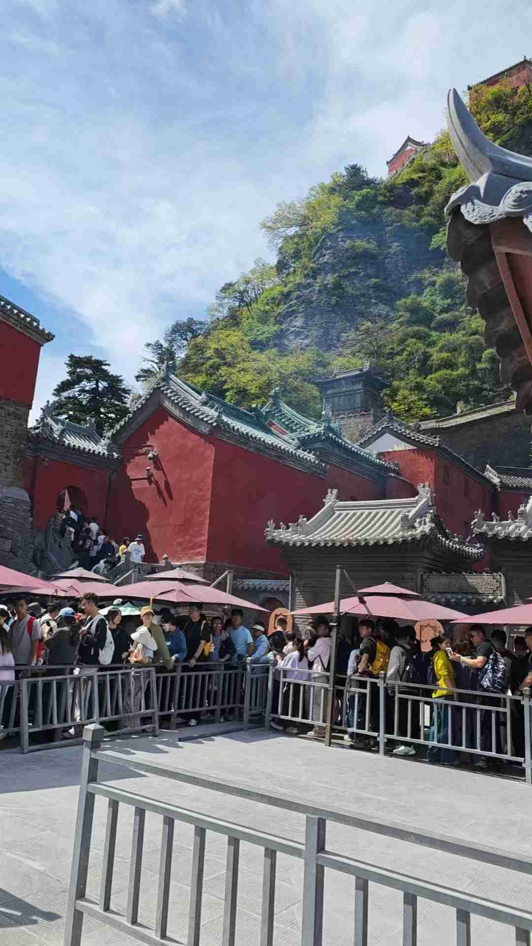 我躺在沙发上看着前方女儿女婿发来的照片，武当山的人挤人，下午了还没爬上金顶。
