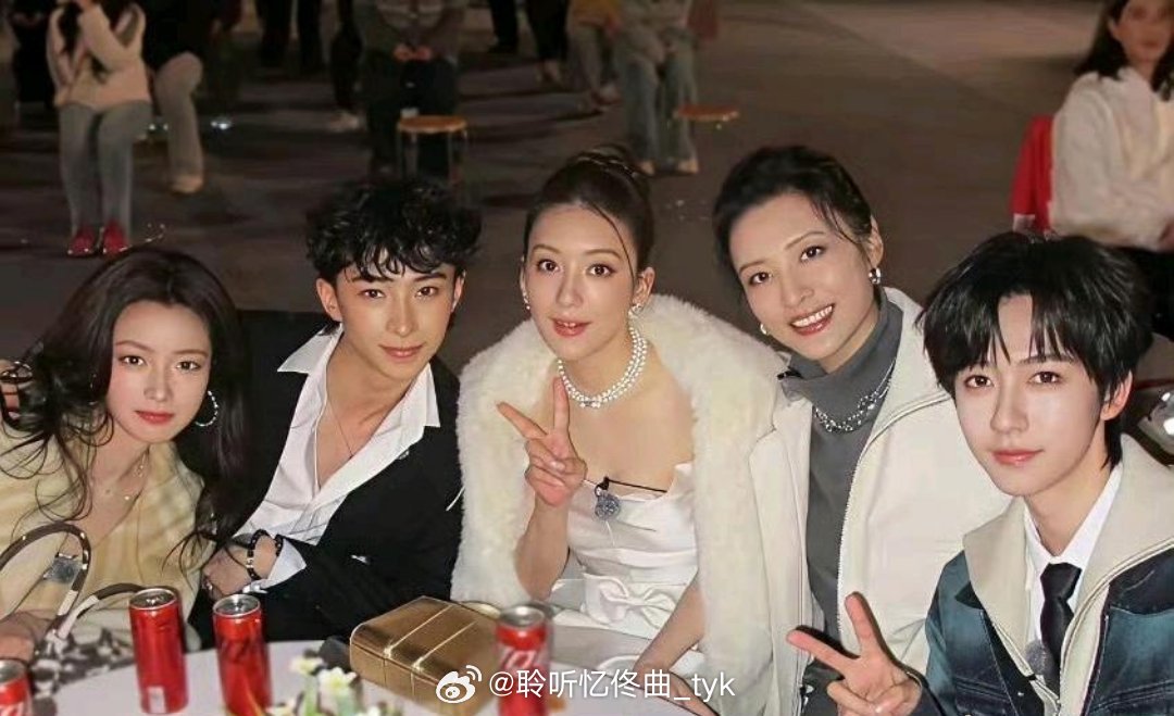 伊能静儿子晒和方媛、周涛合影，天王嫂确实最漂亮！坐在C位，颜值确实能打，不得不佩