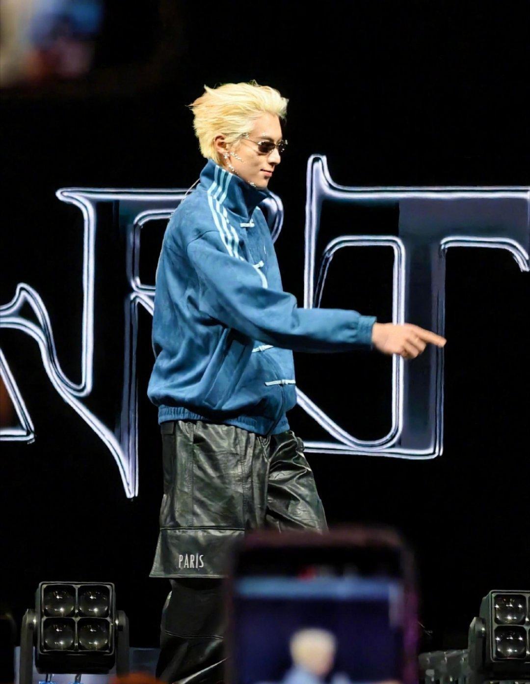 谁懂啊家人们！彩排路透里棣主浅金发色+满钻妆容+黑运动套装，冷冽气场两米八😭 